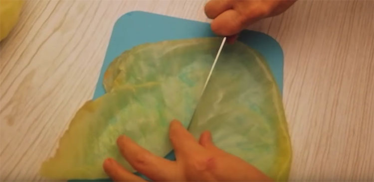 Голубцы-улитки: заворачиваем 2 ложки фарша в лист капусты