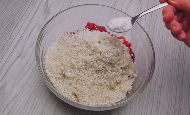 Голубцы-улитки: заворачиваем 2 ложки фарша в лист капусты