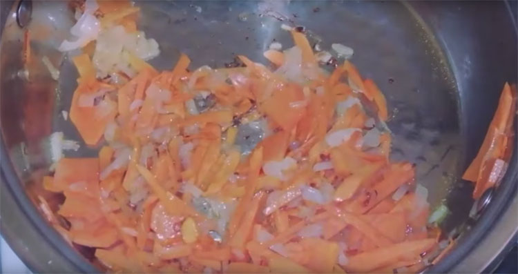 Голубцы-улитки: заворачиваем 2 ложки фарша в лист капусты