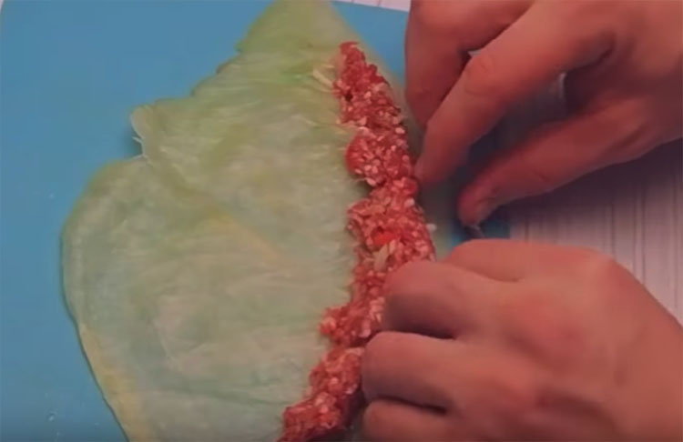 Голубцы-улитки: заворачиваем 2 ложки фарша в лист капусты