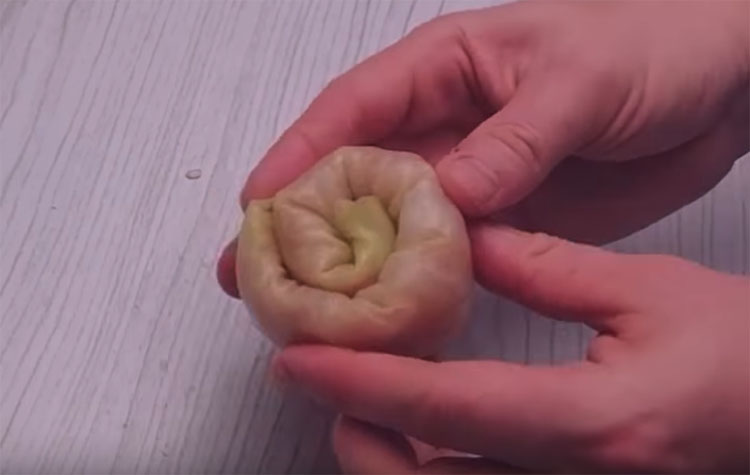 Голубцы-улитки: заворачиваем 2 ложки фарша в лист капусты