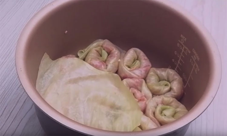 Голубцы-улитки: заворачиваем 2 ложки фарша в лист капусты