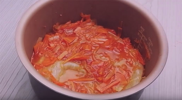 Голубцы-улитки: заворачиваем 2 ложки фарша в лист капусты