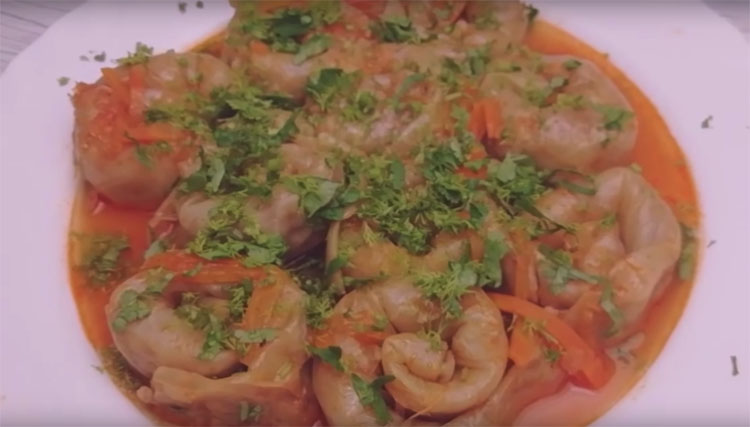 Голубцы-улитки: заворачиваем 2 ложки фарша в лист капусты