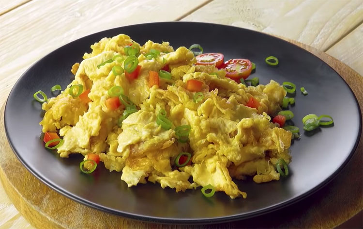 Пропускаем яйца сквозь сито: яичница становится вкуснее