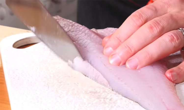 Жарим рыбу на куске хлеба: получается сочно и не пригорает