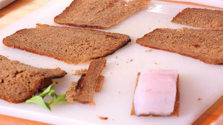 Жарим рыбу на куске хлеба: получается сочно и не пригорает