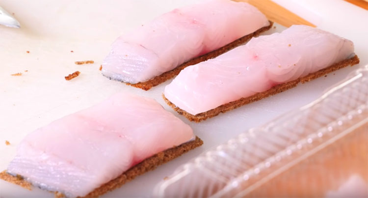 Жарим рыбу на куске хлеба: получается сочно и не пригорает