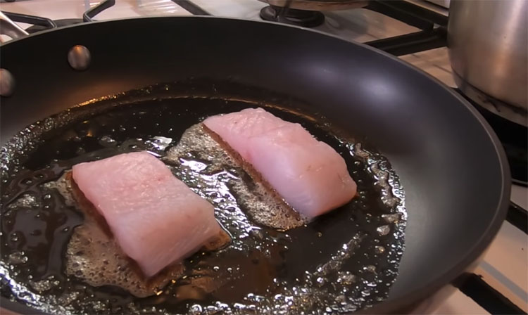 Жарим рыбу на куске хлеба: получается сочно и не пригорает