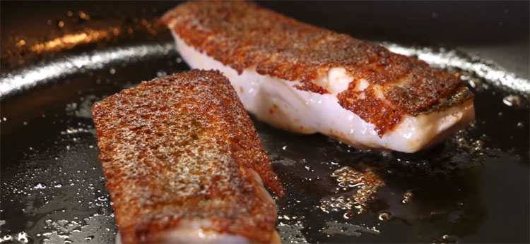Жарим рыбу на куске хлеба: получается сочно и не пригорает