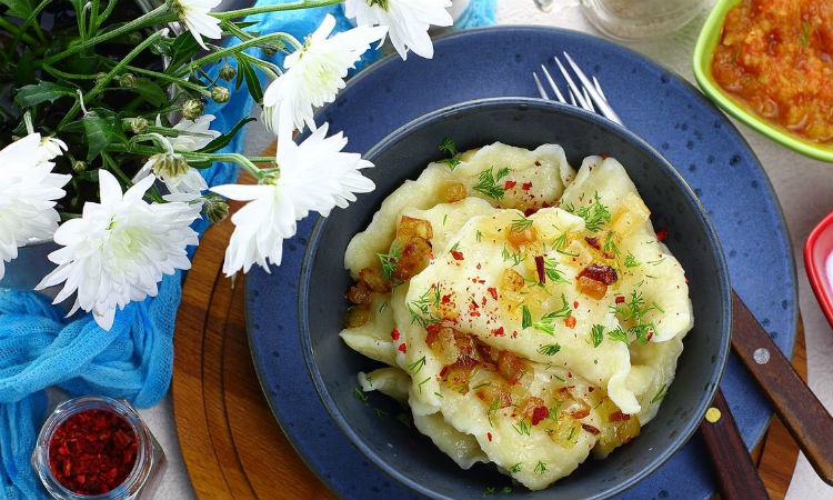 Мешаем тесто с салом, делаем галушки с луком