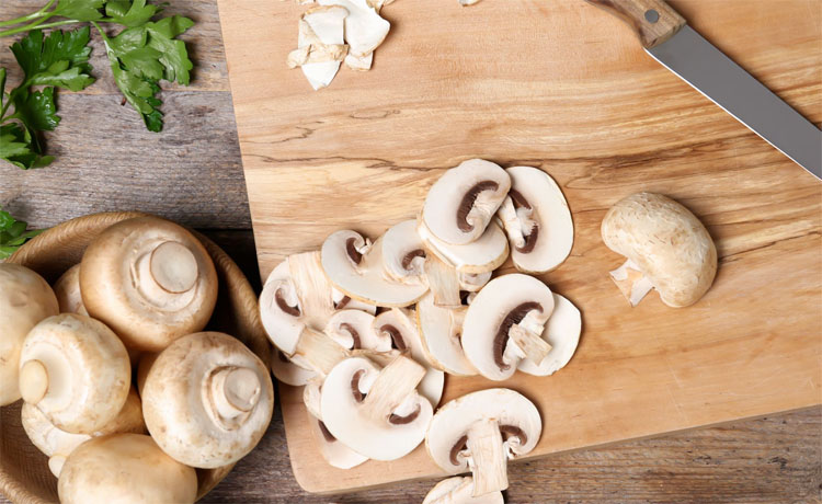 Берем 100 грамм грибов и сливки: соус ко всем блюдам просят по 2 порции
