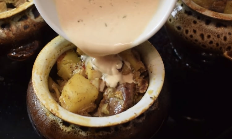 Жаркое делаем сразу в горшочке: картошку и мясо заливаем сметаной
