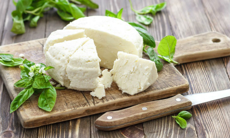 Адыгейский сыр готов за 2 часа: нужно только молоко и кефир
