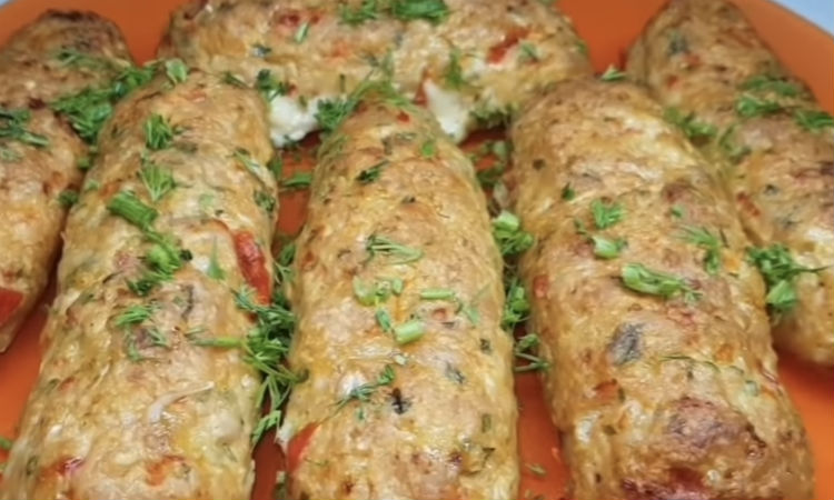 Смешали фарш с овощами и заворачиваем в пленку: рулетики съедают даже без гарнира