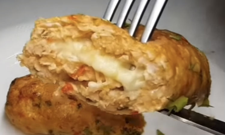 Смешали фарш с овощами и заворачиваем в пленку: рулетики съедают даже без гарнира