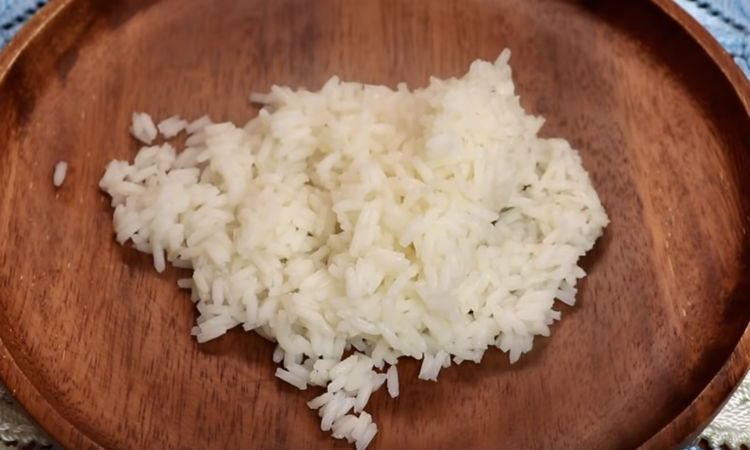Рис, лук и яйцо: ужин на всех из трех продуктов