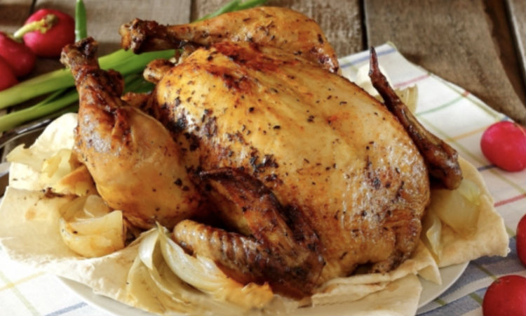 Заворачиваем курицу в лаваш и заливаем кефиром: мясо просто тает