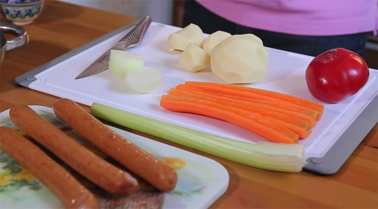 Тушим картошку с сосисками: кастрюля еды на всех за 30 минут