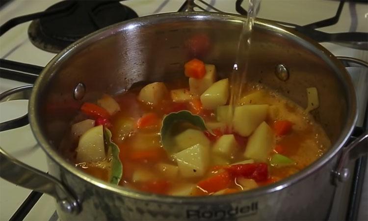 Тушим картошку с сосисками: кастрюля еды на всех за 30 минут