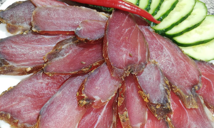 Вяленое мясо на замену колбасе: доходит за 4 дня