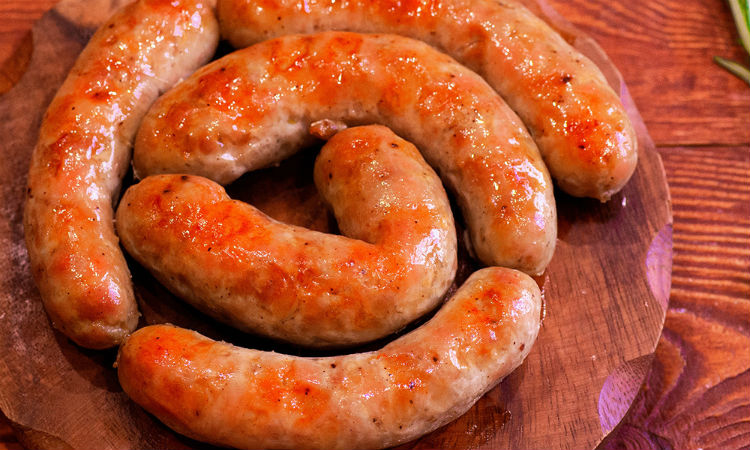 Делаем бюджетную домашнюю колбасу без добавок и консервантов: на столе через 1,5 часа