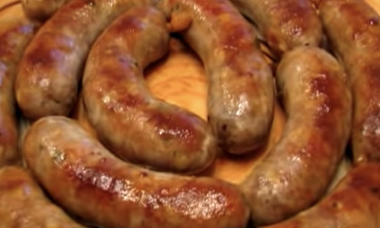 Делаем бюджетную домашнюю колбасу без добавок и консервантов: на столе через 1,5 часа