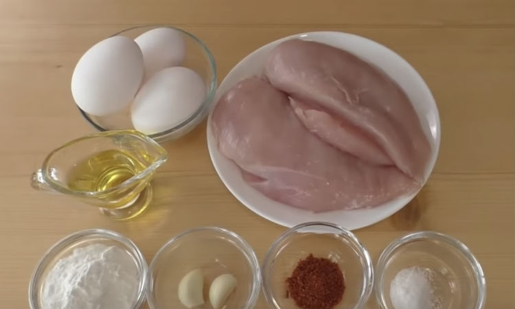Заливаем яйцом куриную грудку: сухое мясо становится сочным