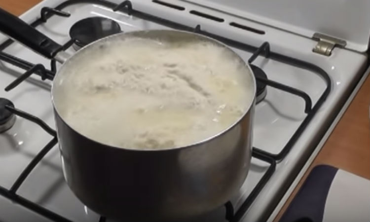 Молодой сыр за 10 минут: делаем из молока и стакана сметаны