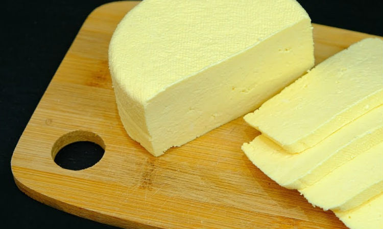 Молодой сыр за 10 минут: делаем из молока и стакана сметаны