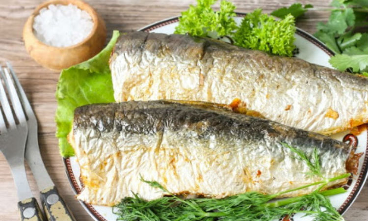 Поставили селедку в духовку: за 30 минут получается вкуснее копченой