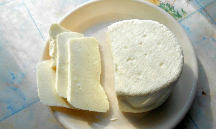Достали литр молока на литр кефира: варим домашний сыр без хлопот