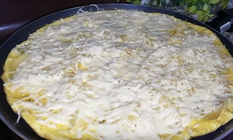 Заливаем нарезанную картошку яйцом: готовим на сковороде как пирог