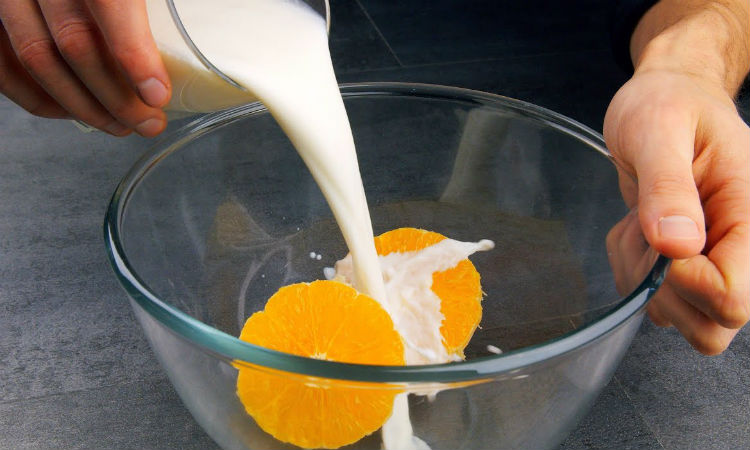 Смешали молоко с апельсинами: ставим на стол кружевные блины с цедрой