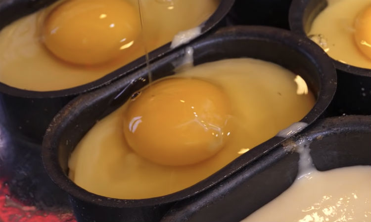 Разбиваем яйцо прямо в тесто и ставим в духовку: гренки за 15 минут