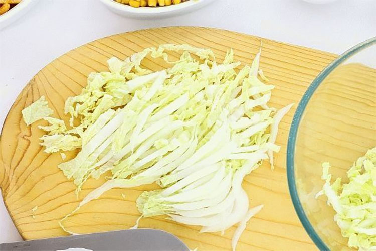 Добавили в салат маринованную капусту: закуска в центр стола