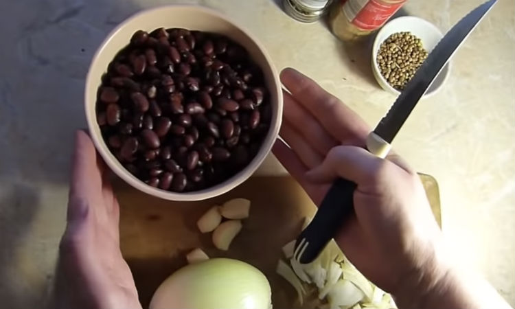 Жарим фасоль вместо мяса: рагу с луком и томатным соком