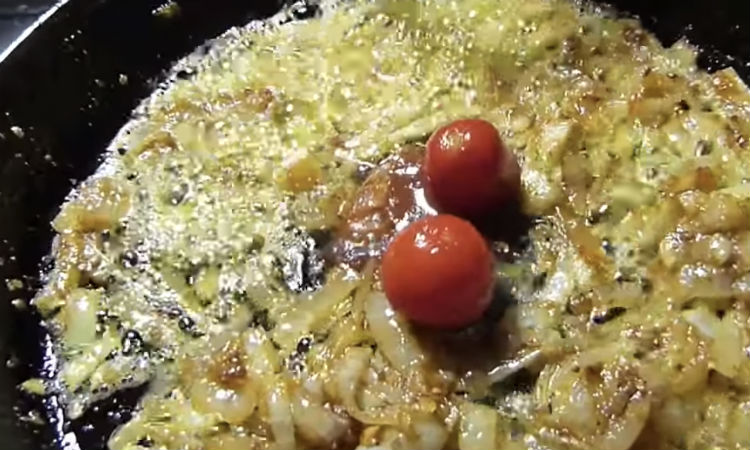 Жарим фасоль вместо мяса: рагу с луком и томатным соком