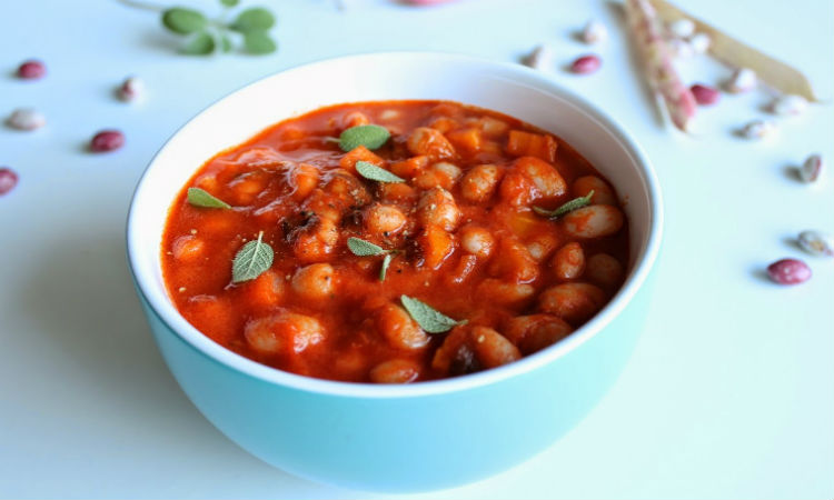 Жарим фасоль вместо мяса: рагу с луком и томатным соком