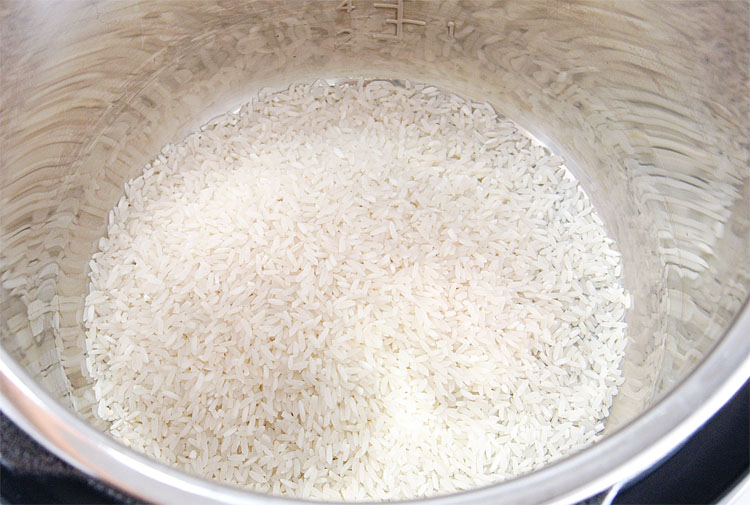 Промываем и варим рис как в Средней Азии, оставляя максимум вкуса