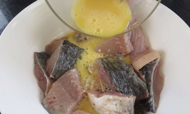 Заливаем рыбу яйцами: хрустящая закуска жарится сама