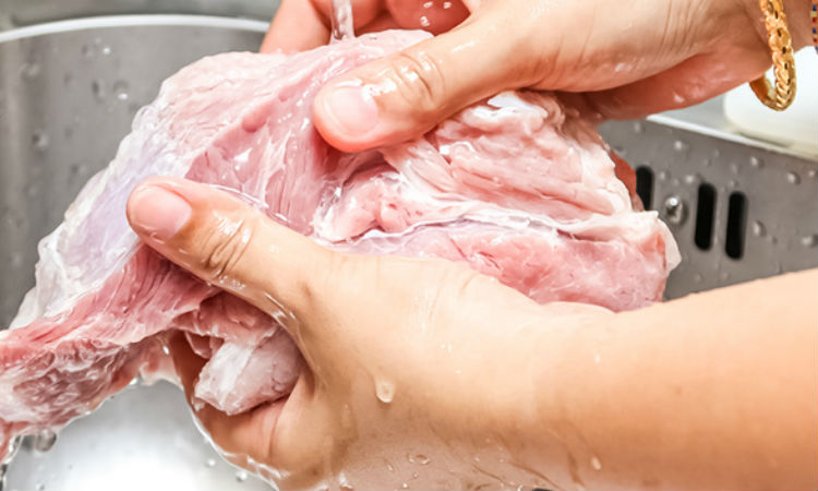 Вредные кухонные привычки дома: разморозка мяса в раковине и пробование еды
