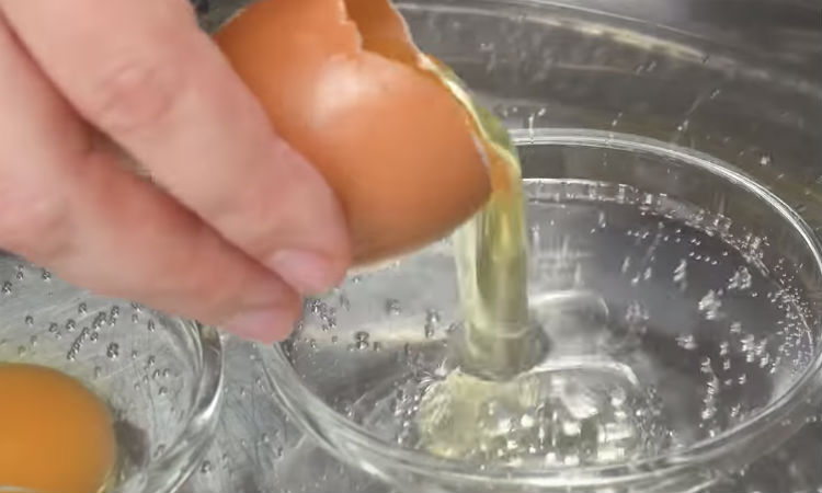 Кладем яйца в кипяток и готовим как яичницу