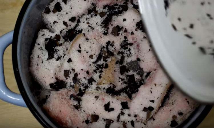 Сало сухого посола: жарим лавровый лист и натираем мясо
