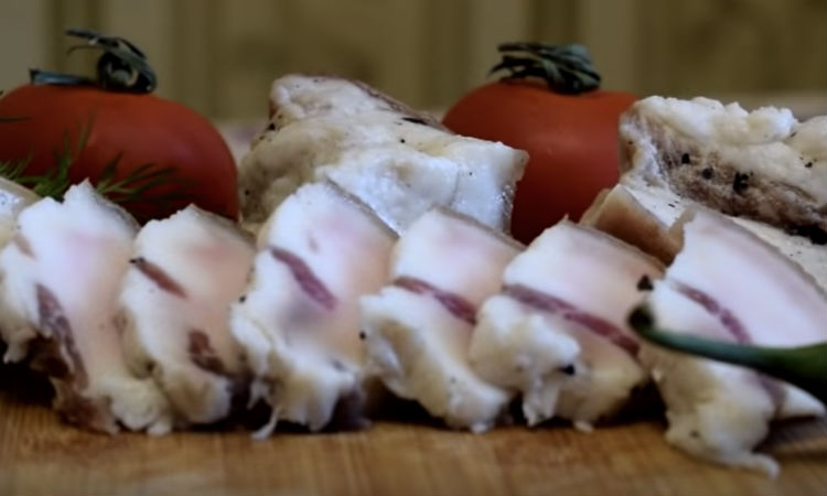 Сало сухого посола: жарим лавровый лист и натираем мясо