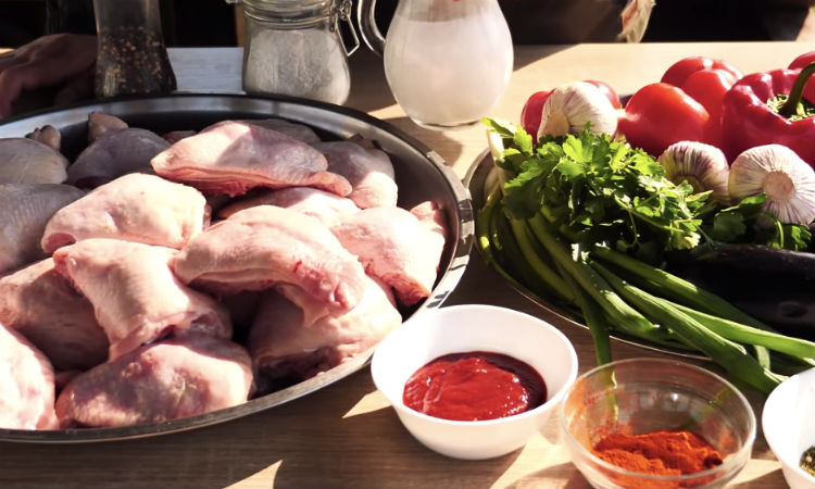 Сочный шашлык из курицы: маринуем в айране и томатной пасте