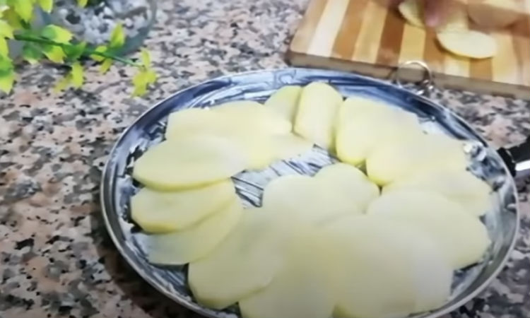 Заливаем жареную картошку яйцами и ждем 10 минут