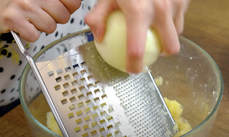 Правильные драники без яиц и муки: берем только картошку