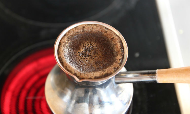 Завариваем крепкий кофе с густой пенкой: делаем в турке