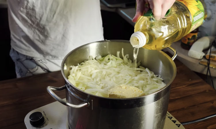 Кастрюля лукового супа с сыром и гренками: варим за полчаса